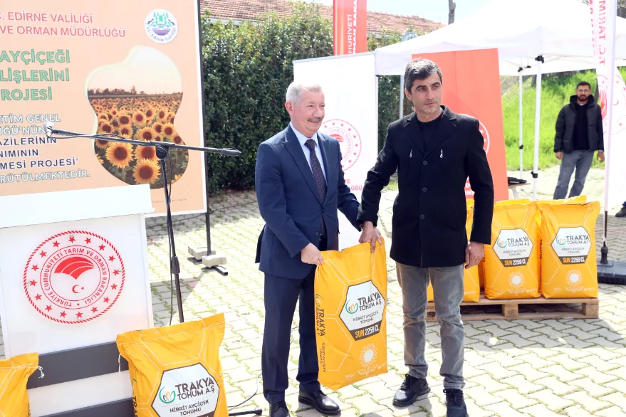 Aycicegi Tohumu Dagitimi 2 - Ayçiçeği üreticilerine 75 hibeli yerli ayçiçeği tohumu