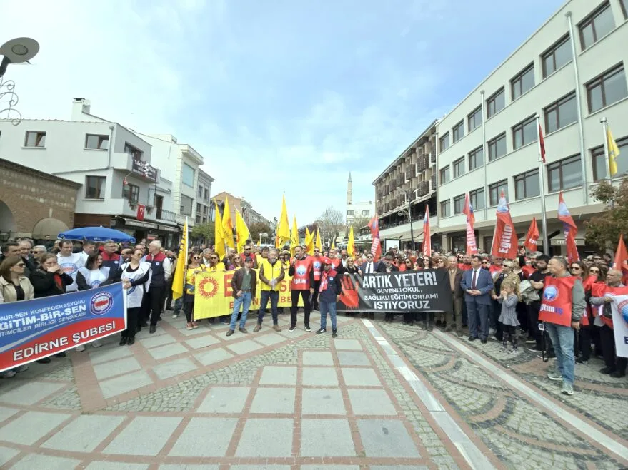 Eğitimciler “şiddete karşı” iş bıraktı