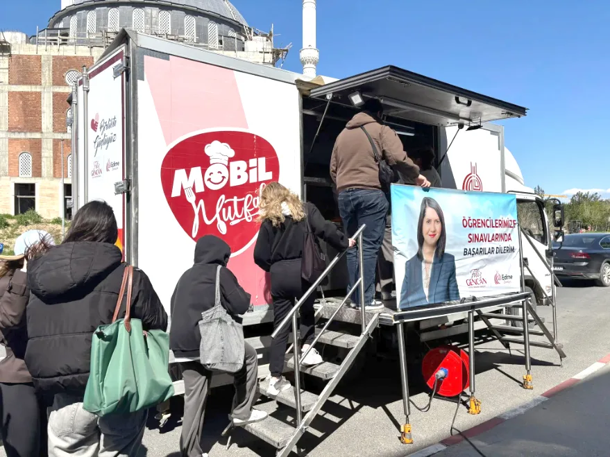 Ogrencilere Corba ve Lokma Ikrami 2 - Belediyeden üniversitelilere çorba ve lokma ikramı
