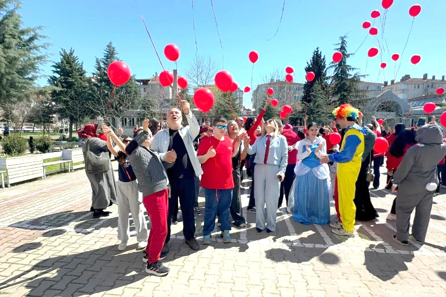 Balonlar farkındalık için gökyüzüne bırakıldı