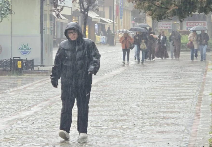 Güneşe aldanan Edirneliler yağmura yakalandı