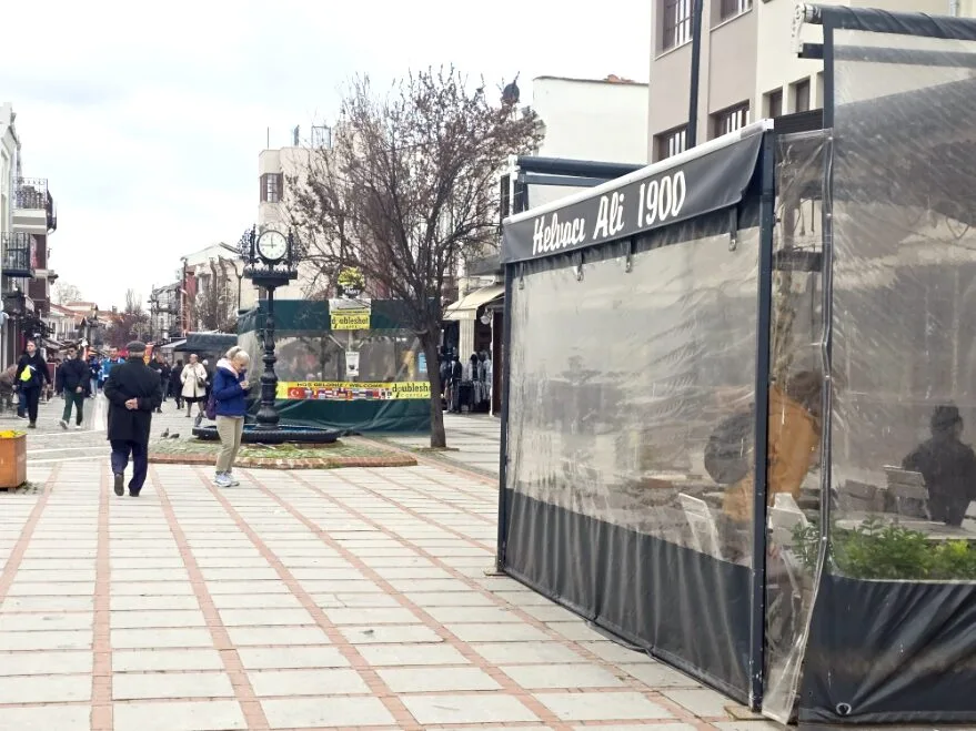 Saraçlar Caddesi’ne çekidüzen: Brandalı tenteler kaldırılıyor