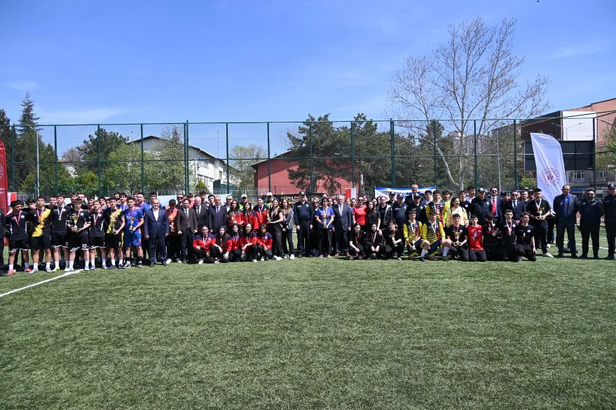 “Sokaklar Bizim” Futbol Turnuvası’nda kupalar sahiplerini buldu