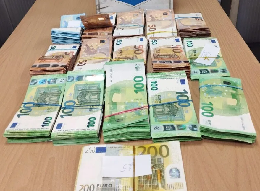 TIR’ın havalandırmasında 101 bin Avro yakalandı