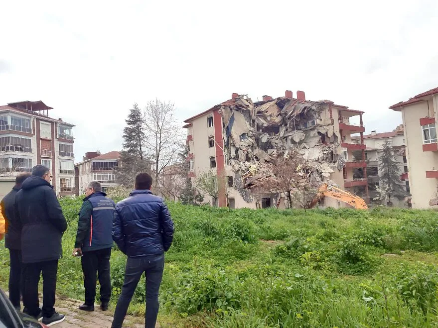 Tekirdağ’da riskli olduğu tespit edilen 99 dairenin yıkımına başlandı