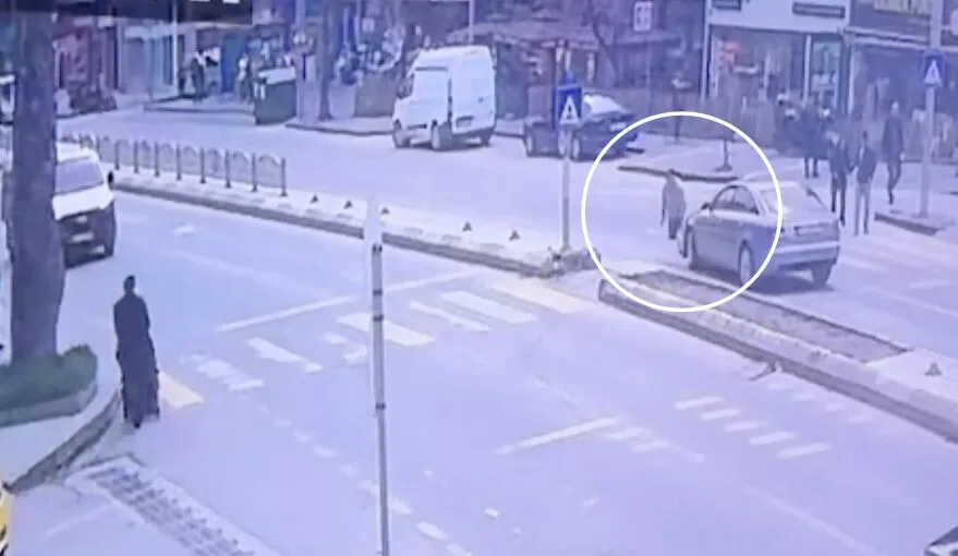 Edirne’de yaya geçidinde kaza kameraya yansıdı