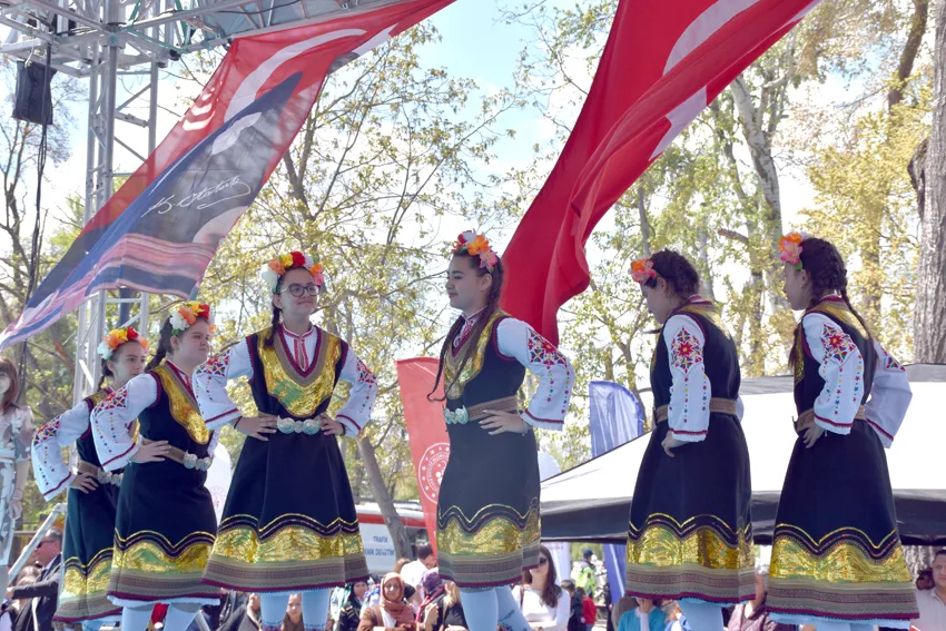 “Balkan Çocuk Şenliği” renkli görüntülere sahne oldu
