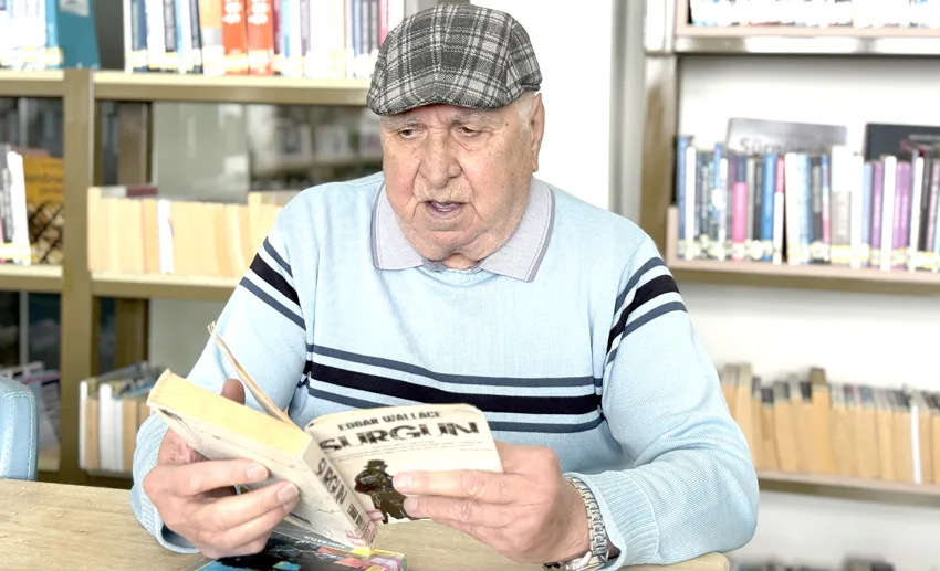 68 yıldır kitap okuyan emekli zabıt katibi, gençlere örnek oluyor
