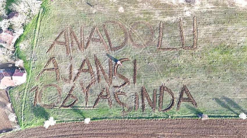 Kırklarelili çiftçi tarlasına pullukla “Anadolu Ajansı 106 Yaşında” yazdı