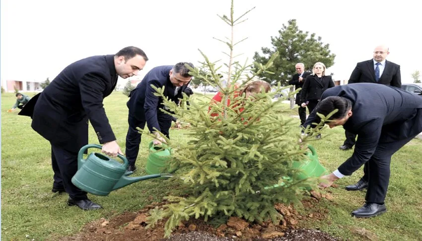 Kırklareli’nde yükümlüler ve protokol üyeleri fidan dikti