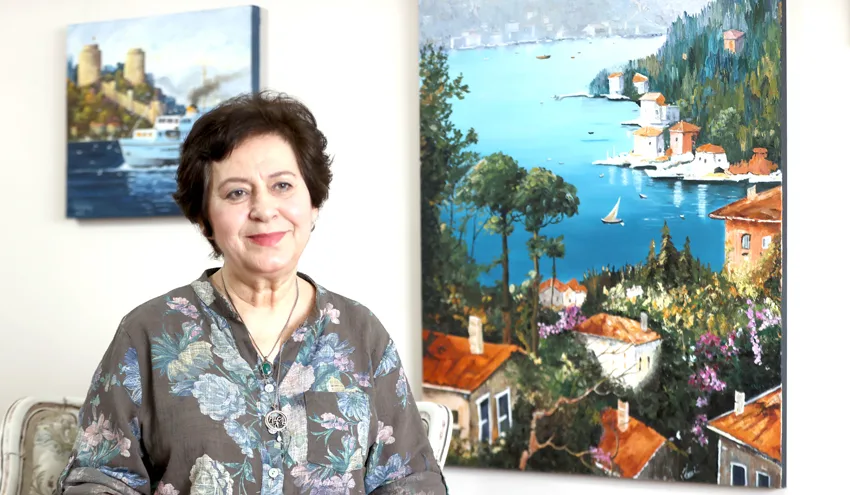 Atölyeye dönüştürdüğü evinde hayallerini tuvallere yansıtıyor