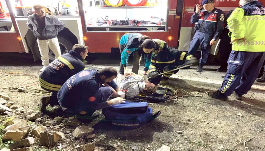 Tekirdağ’da uçurumdan deniz kenarına düşen otomobildeki 3 kişi yaralandı
