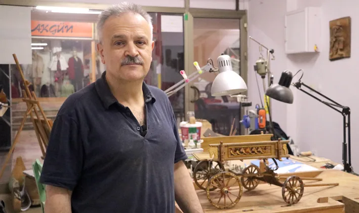 Pertev - Osmanlı döneminin yaylı at arabası talikanın minyatürü, naht ve tezhip motifleriyle süslendi