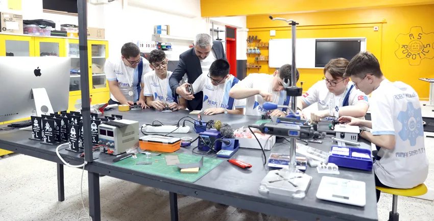 Lise öğrencileri robot olimpiyatlarında dünya şampiyonu oldu