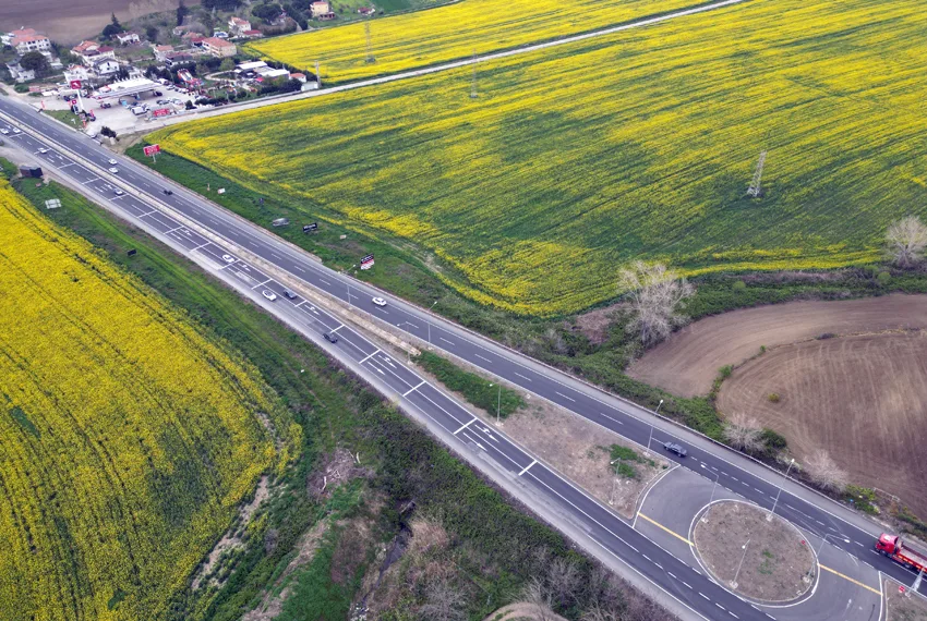Tekirdağ’da kanola tarlaları sürücülere görsel şölen sunuyor
