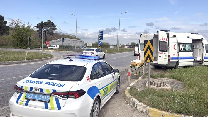 Taksi ve ambulans kazasi 2 - Edirne’de ambulans ile taksinin çarpıştığı kazada 5 kişi yaralandı