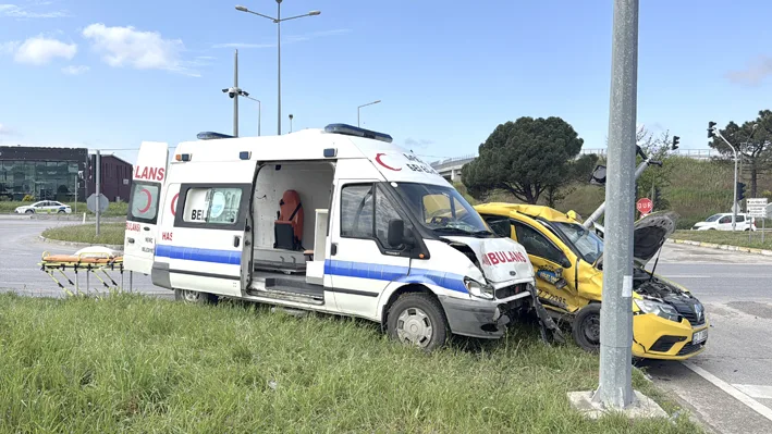Taksi ve ambulans kazasi 3 - Edirne’de ambulans ile taksinin çarpıştığı kazada 5 kişi yaralandı
