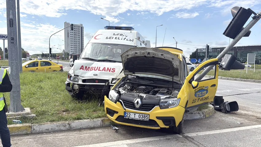 Edirne’de ambulans ile taksinin çarpıştığı kazada 5 kişi yaralandı