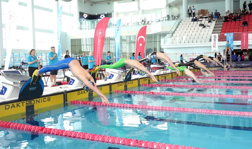 Edirne’de Paletli Yüzme Bireysel Türkiye Şampiyonası ve Milli Takım Seçmeleri başladı