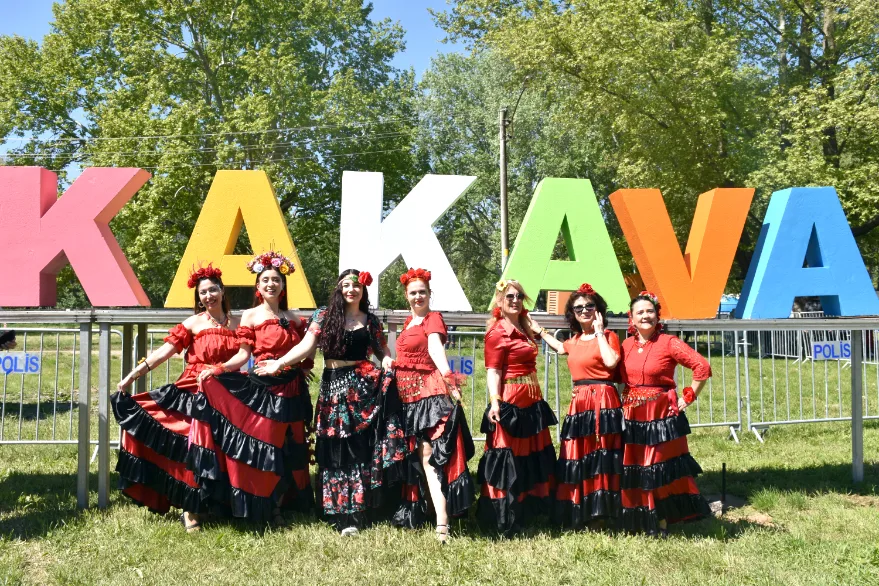 AA 20260505 41293800 41293798 KAKAVA VE HIDIRELLEZ SENLIKLERI KUTLAMALARI SARAYICINDE RITIM VE DANS GOSTERILERIYLE BASLADI - Kakava şenlikleri Edirne’de renkli gösterilerle başladı
