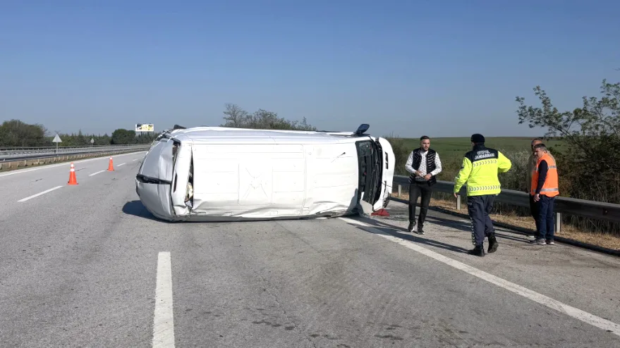 Edirne’de devrilen panelvanın sürücüsü yaralandı