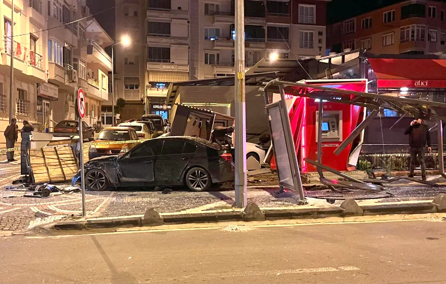 Tekirdağ’da otomobil otobüs durağına çarptı: 3 yaralı