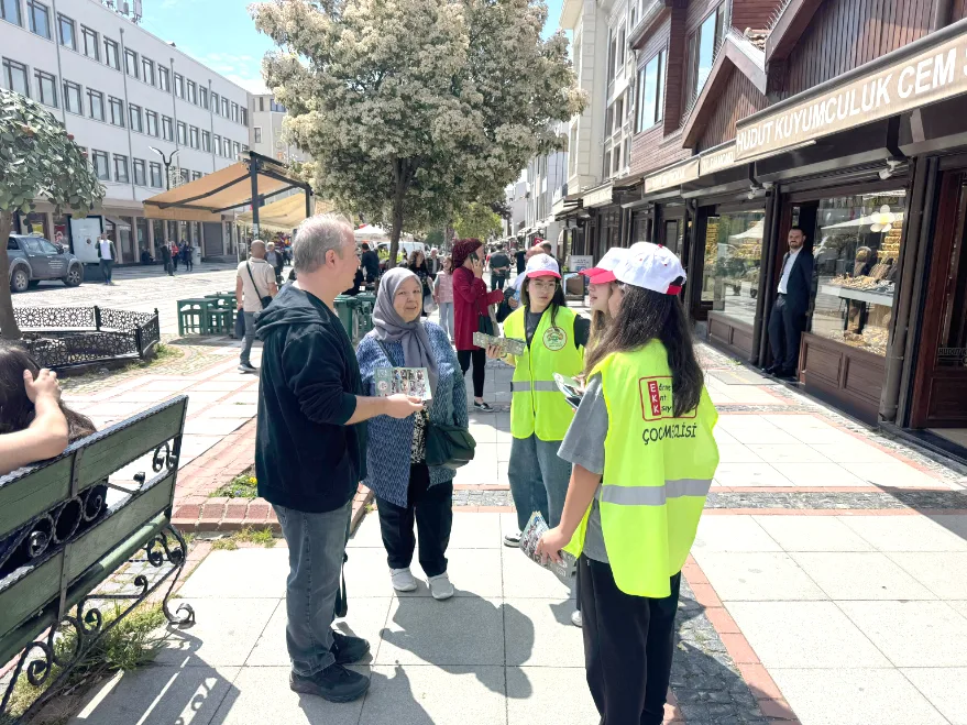 Cocuklar Cevre Temizligi 4 - Minik ellerden çevreye büyük katkı