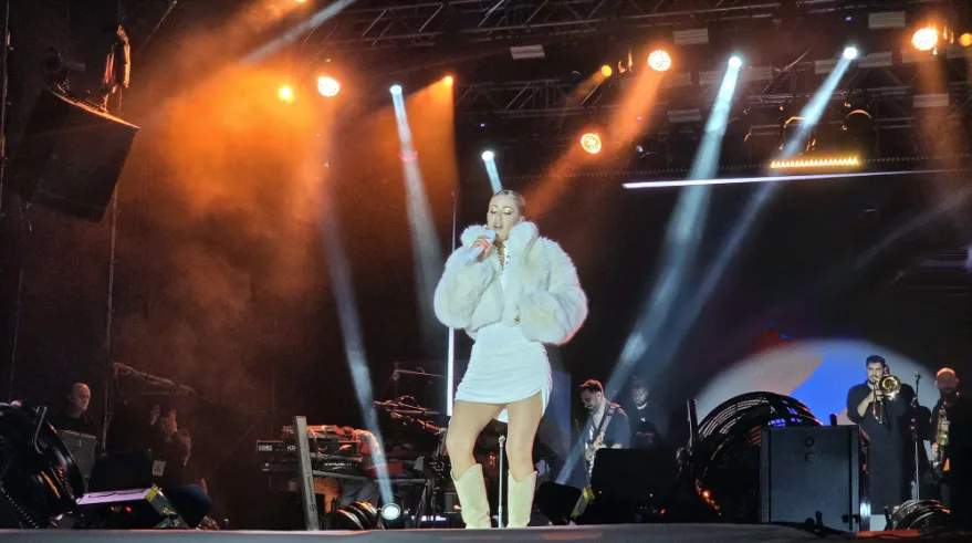 Şarkıcı Derya Uluğ, Kırklareli’nde konser verdi