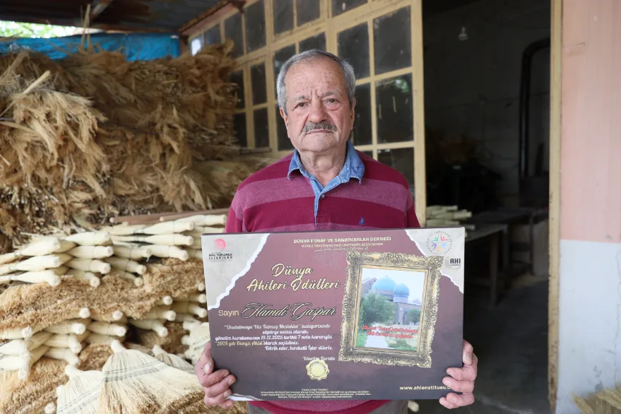 “Dünya Ahisi” seçilen ot süpürge ustası, çırak bulamamaktan yakınıyor