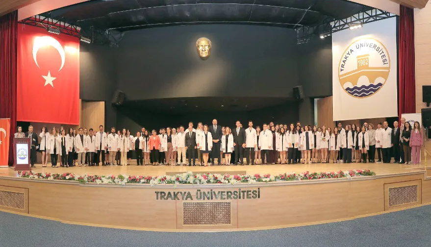 Eczacılık Fakültesi’nde beyaz önlük heyecanı