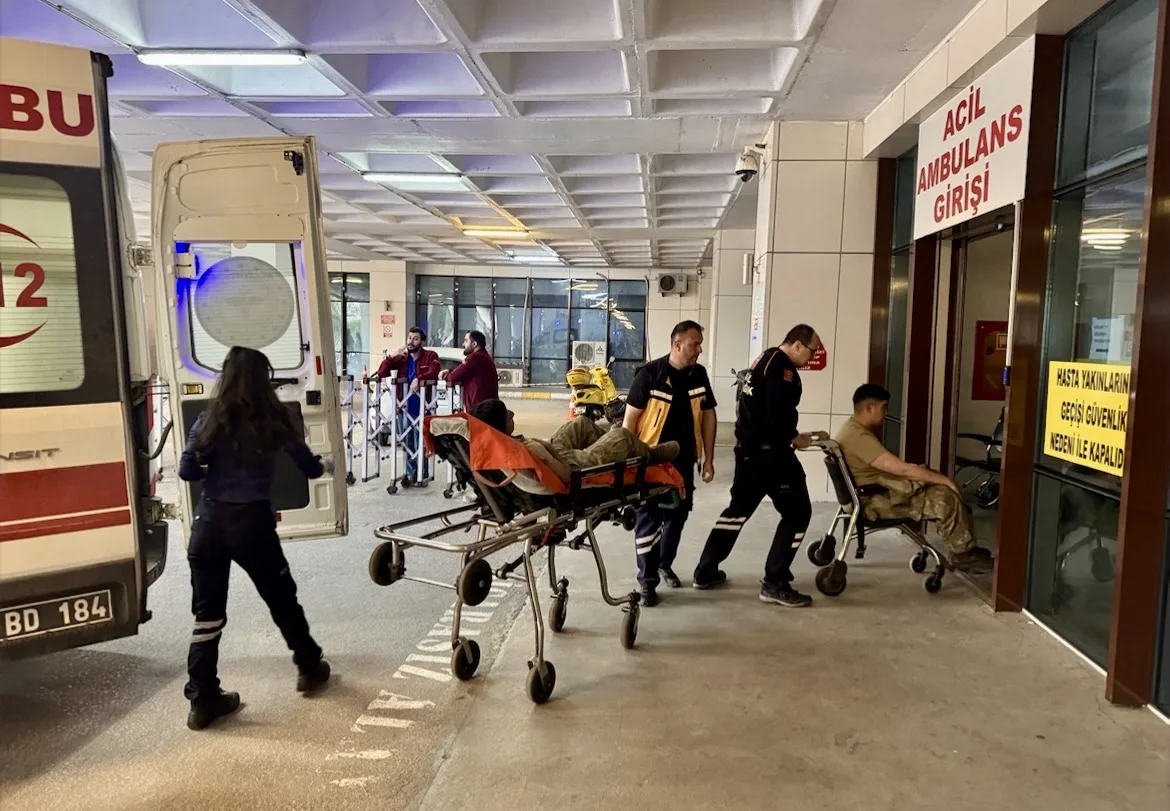 Edirne’de askeri aracın duvara çarpması sonucu 2 asker yaralandı
