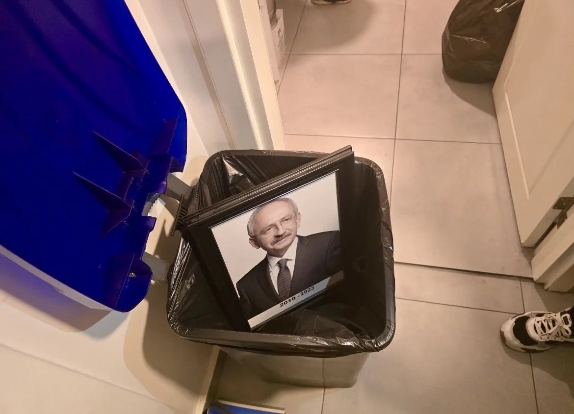 CHP Edirne İl Başkanlığı’nda Kılıçdaroğlu portresi çöpe atıldı