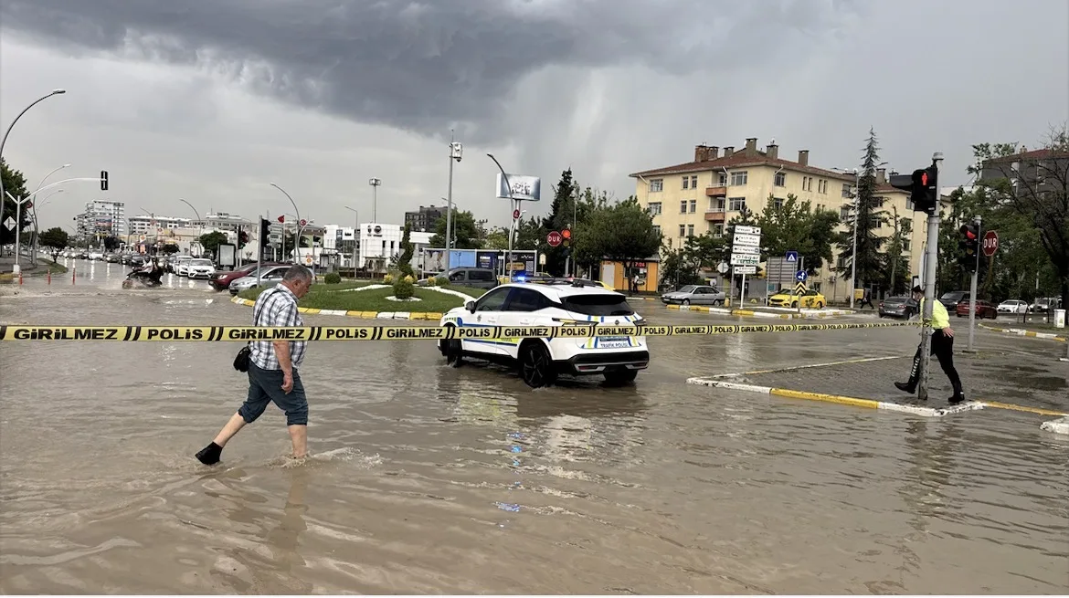Yollar göle döndü, iş yerlerini su bastı