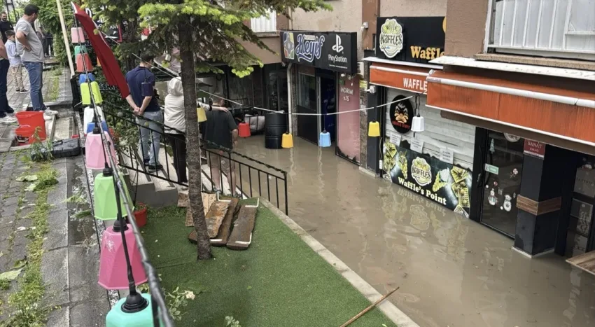 IMG 1250 e1779979239553 - Yollar göle döndü, iş yerlerini su bastı