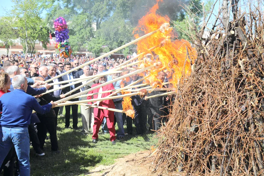 Kakava 4 1 - Kakava ateşi binleri buluşturdu