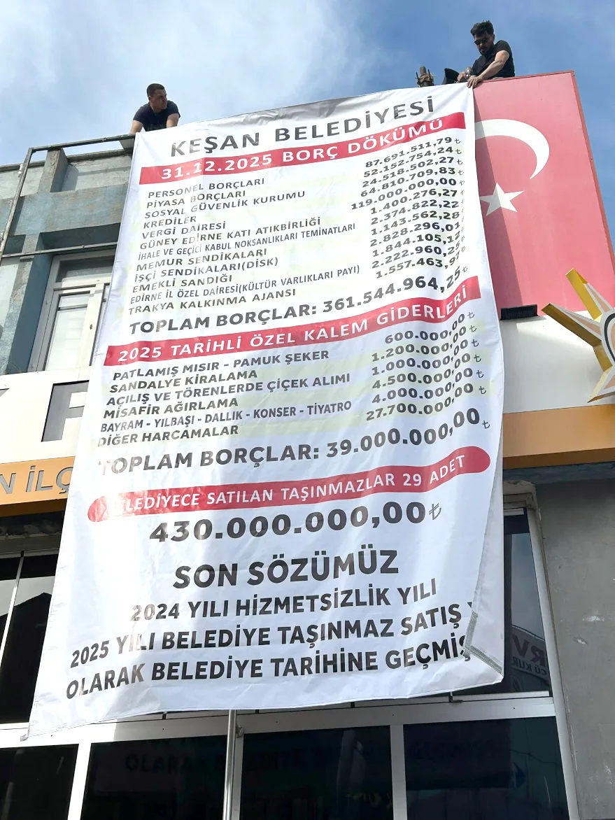 Keşan Belediyesi’nin borç dökümü pankartla duyuruldu