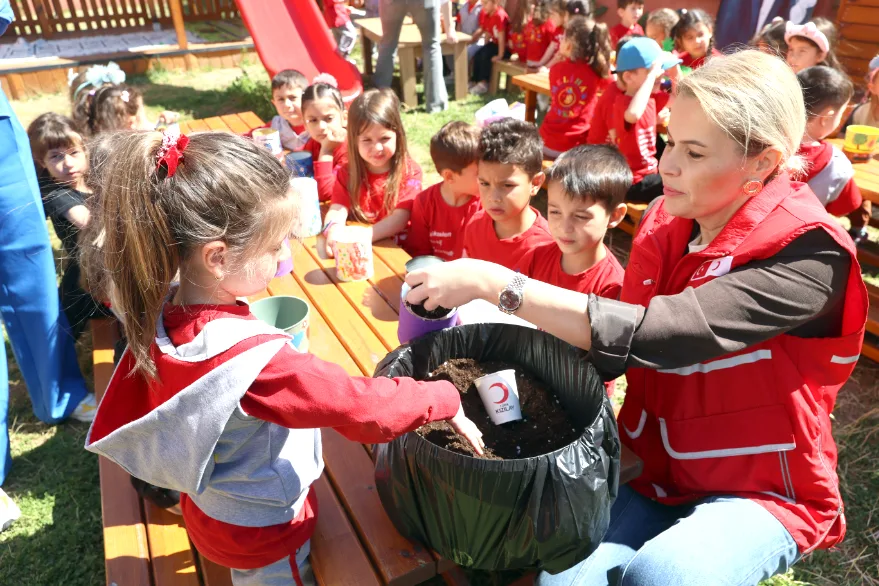 Türk Kızılay ekipleri miniklerle tohumları toprakla buluşturdu