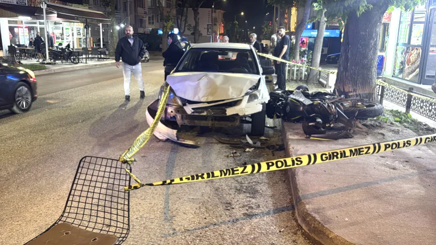 Otomobille çarpışan motosikletteki 2 kişi yaralandı