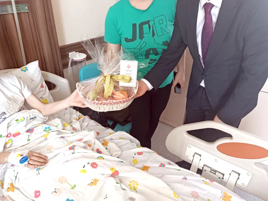 Vakıflardan hastalara meyve ikramı