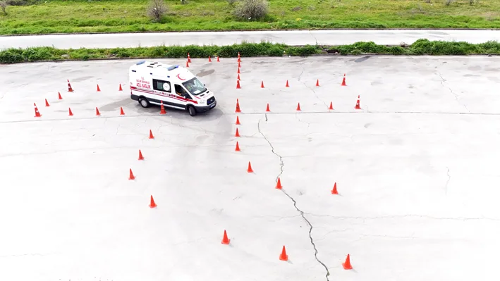 Ambulans personelleri egitim 3 - Ambulans personeli zorlu parkurlarda hayat kurtarmaya hazırlanıyor