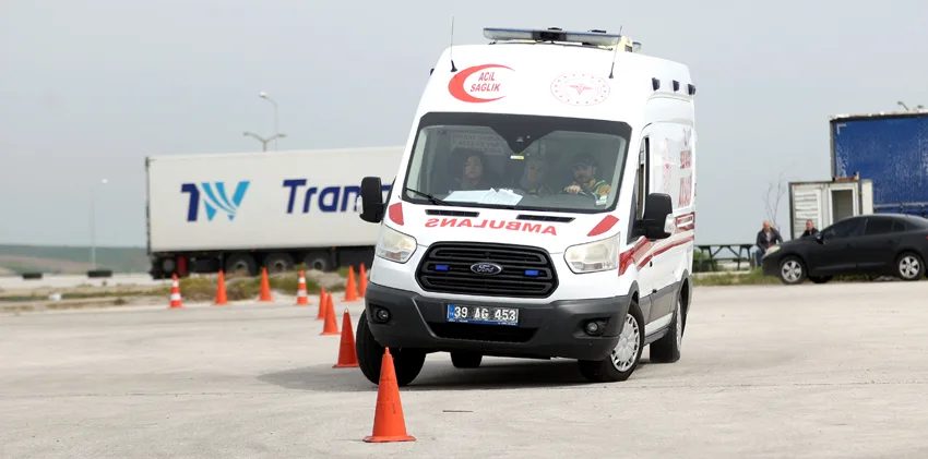 Ambulans personeli zorlu parkurlarda hayat kurtarmaya hazırlanıyor