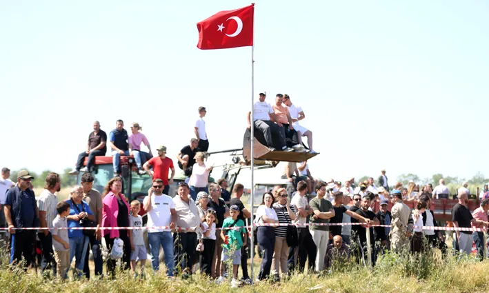 At yarisi 2 - Yağlı güreş organizasyonunda “at yarışı” etkinliği