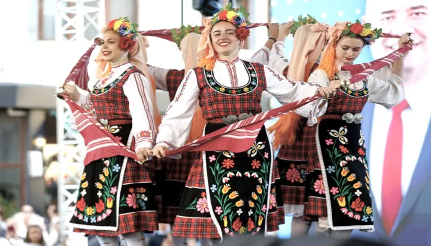 Kırklareli’nde komşu ülke Bulgaristan dans toplulukları gösterilerini sahneledi