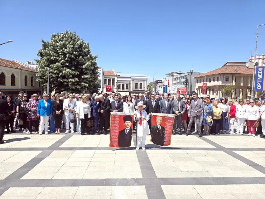 CHP ve STK’lardan 19 Mayıs çelengi