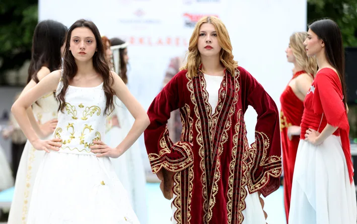 Geleneksel dokumalardan kiyafetler 2 - “Geleneksel Dokumalardan Kıyafetler” podyuma taşındı