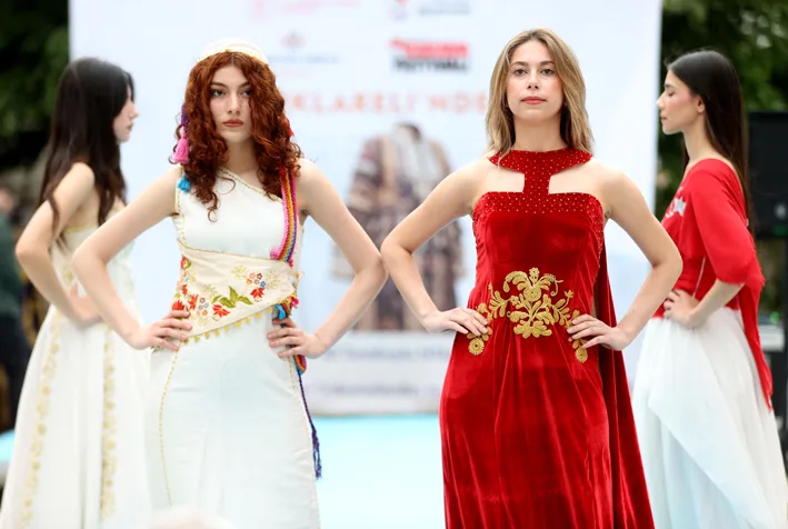 Geleneksel dokumalardan kiyafetler 4 - “Geleneksel Dokumalardan Kıyafetler” podyuma taşındı
