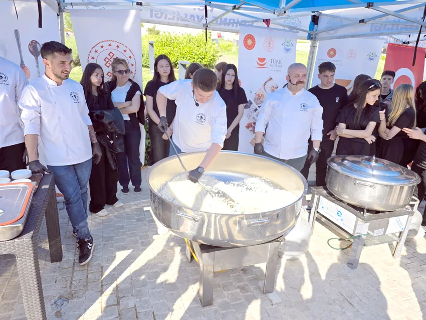 Hidirellez pilavi 2 - Selimiye Meydanı’nda Hıdırellez pilavı ikram edildi