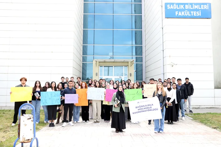 Kitap okumak 2 - Kırklareli Üniversitesi öğrencileri ekran bağımlılığına dikkati çekmek için kitap okudu