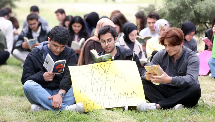 Kitap okumak 3 - Kırklareli Üniversitesi öğrencileri ekran bağımlılığına dikkati çekmek için kitap okudu