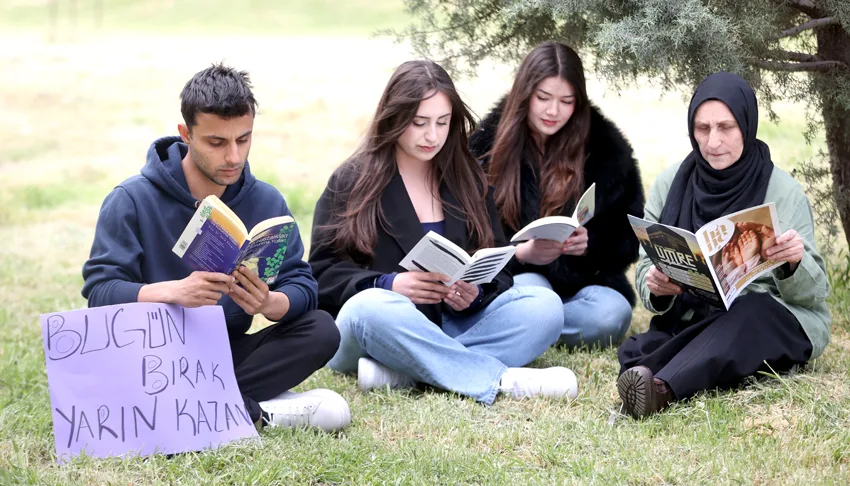 Kırklareli Üniversitesi öğrencileri ekran bağımlılığına dikkati çekmek için kitap okudu
